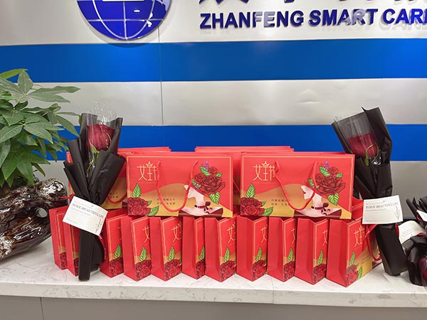 展豐科技發放三八婦女節紀念品 展豐科技發放三八婦女節紀念品